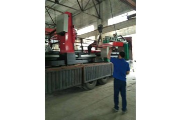 橋式全自動電腦切機,單臂電腦異型切,發(fā)往河北.正在裝車